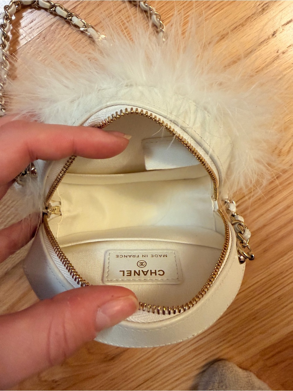 White fluffy feather Chanel round crossbody purse - Picture 6 of 8